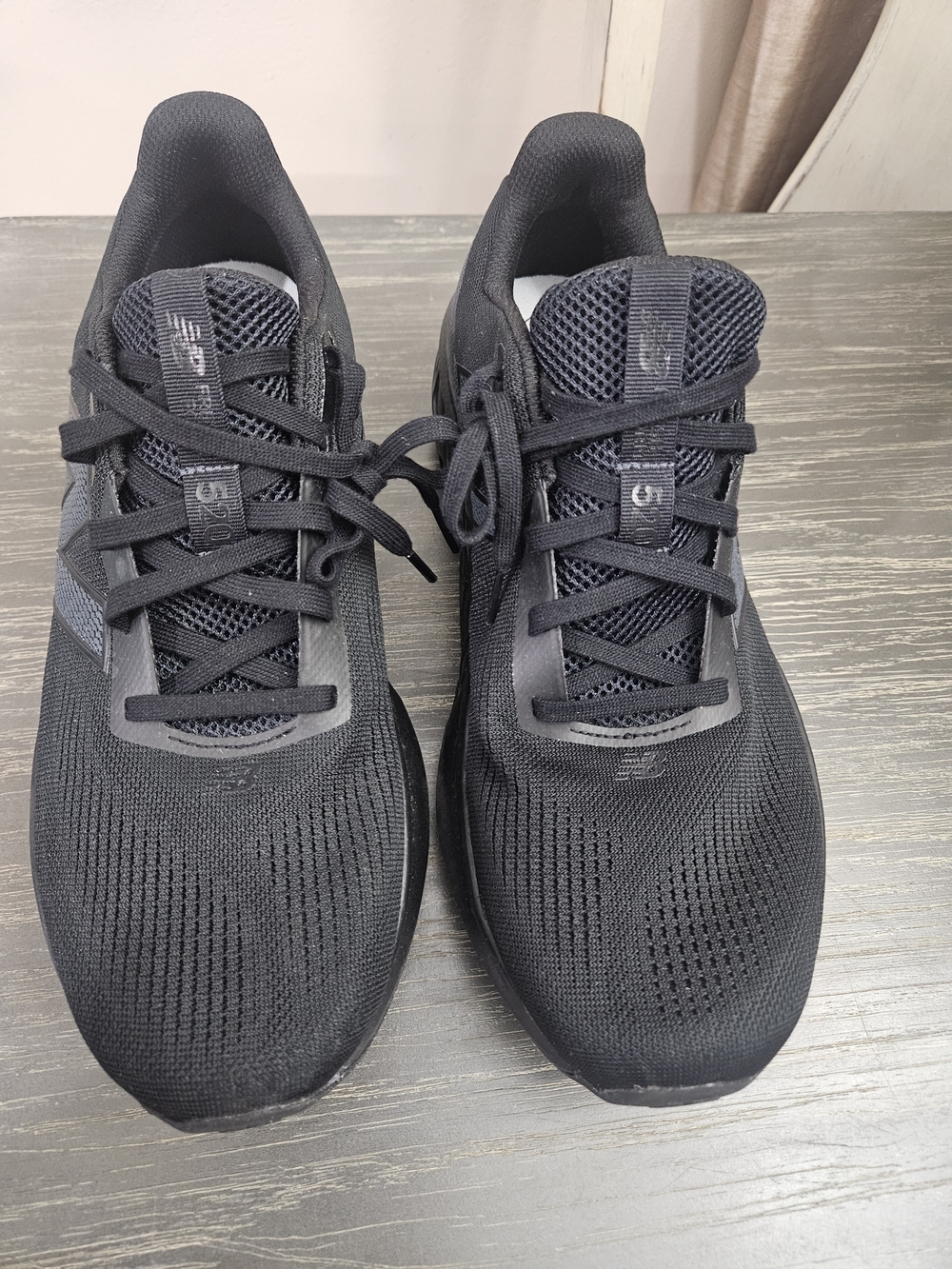 New Balance 520 V9 Men's Athletic Trainers in Black. Size 12